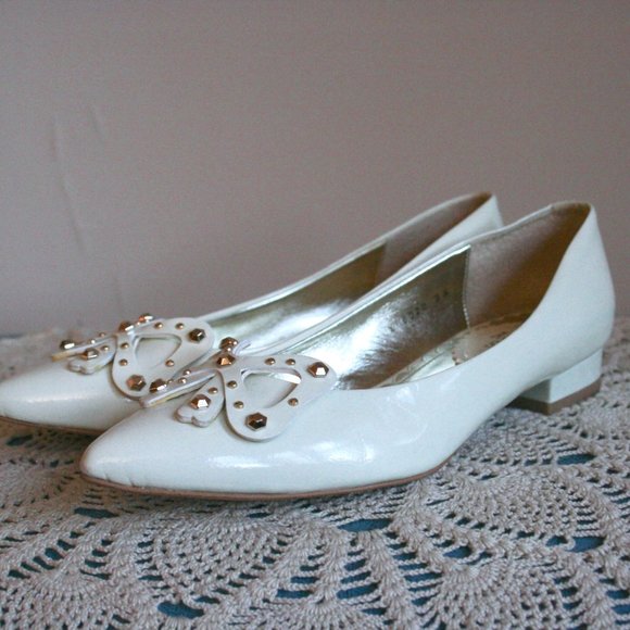 Anna Sui Creamy White Leather Pointy Toed Flats With Studded Bow Size 7 - Picture 1 of 10